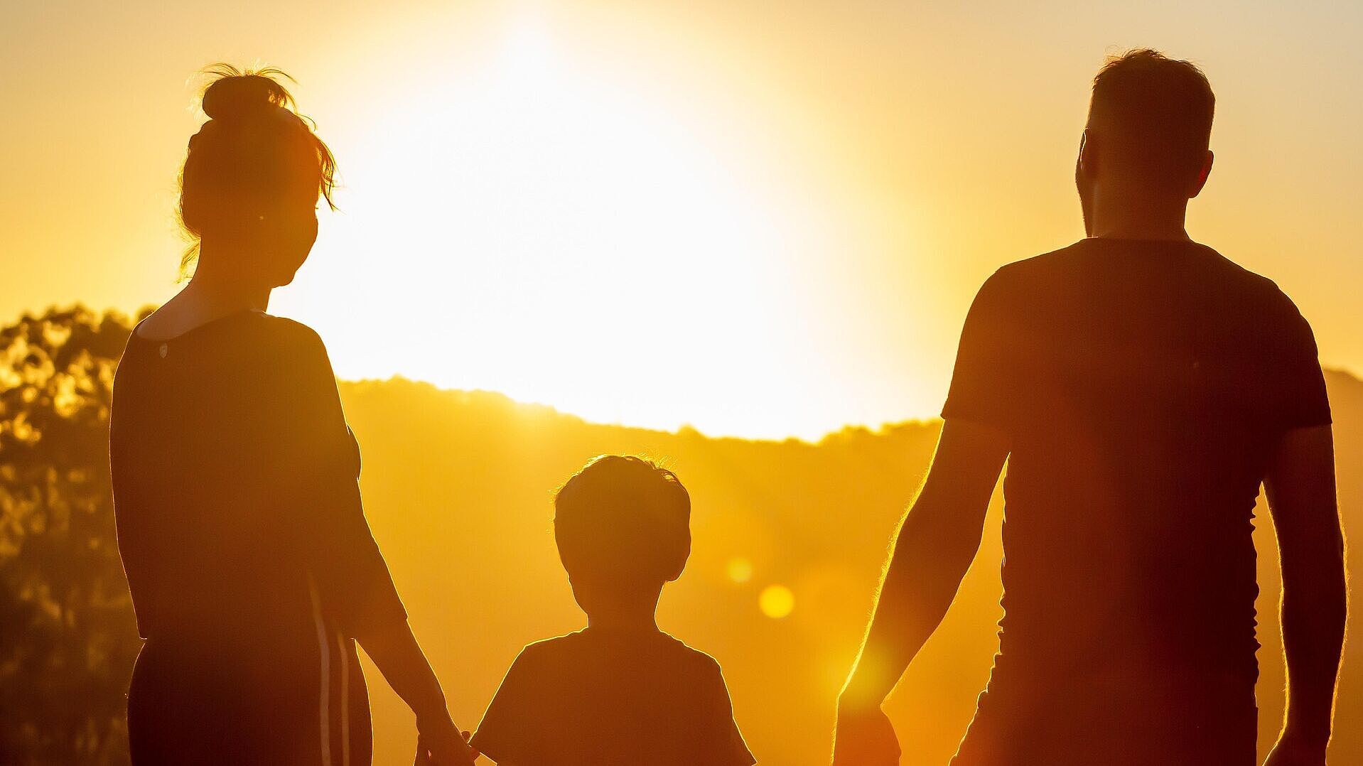 © pixabay.com Familie vor einem Sonnenuntergang