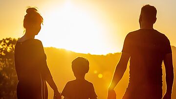 Familie vor einem Sonnenuntergang