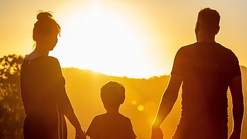 Familie vor einem Sonnenuntergang