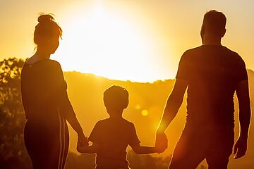 Familie vor einem Sonnenuntergang