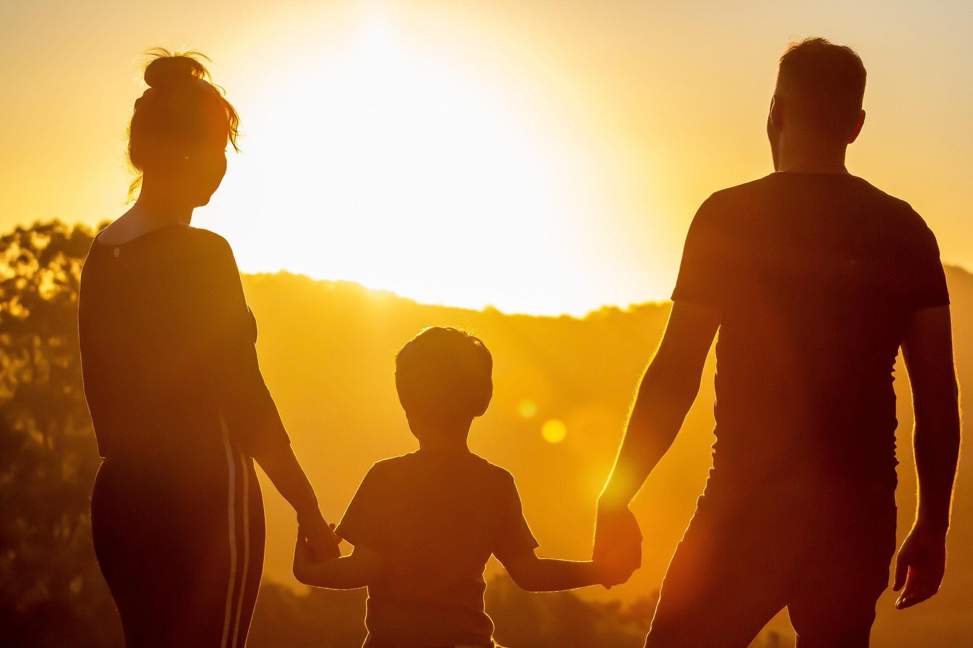 Familie vor einem Sonnenuntergang